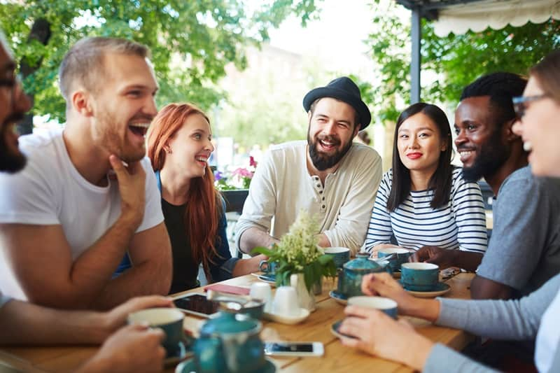 Réunion d'amis autour d'une table