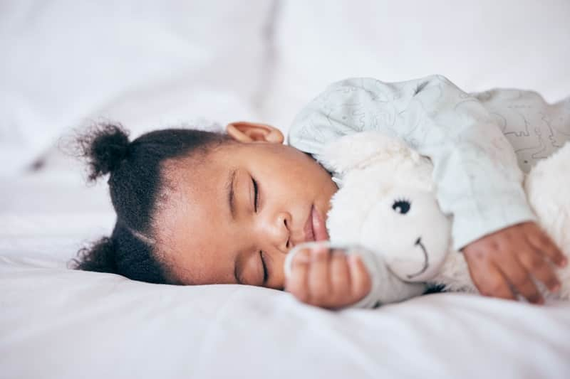 Bébé avec des couettes qui dort