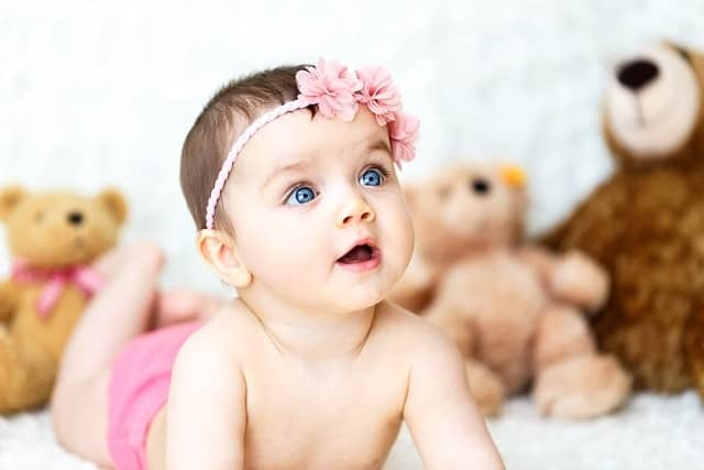 Bébé avec un bandeau à fleurs