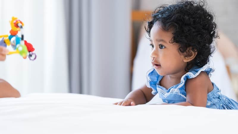 Bébé qui regarde un jouet