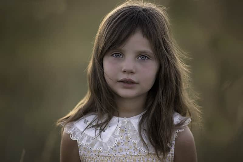 Petite fille avec une robe en dentelle en extérieur