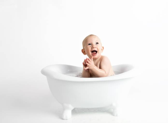 Bébé dans son bain