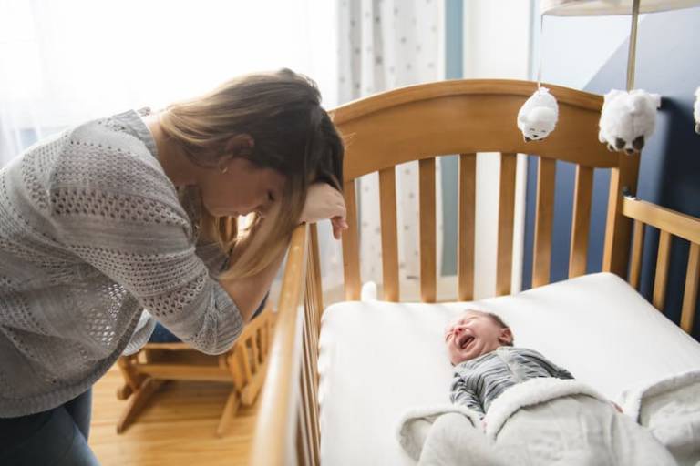 Bébé pleure quand il est au lit que faire ? Royaume Bébé