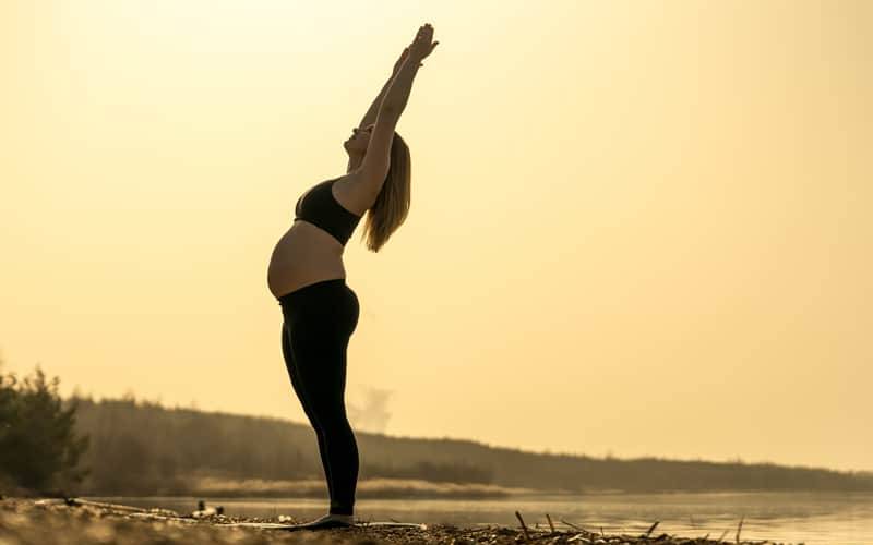 Une femme qui fait du yoga en pleine nature