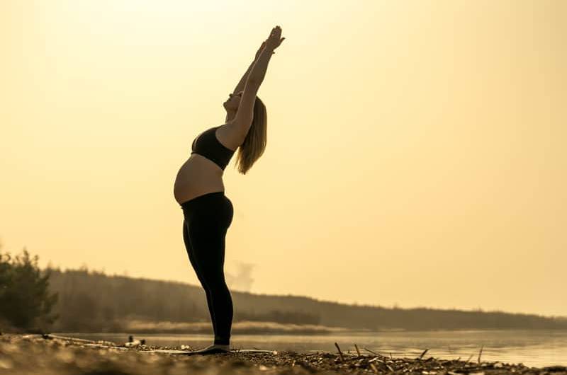 Une femme qui fait du yoga en pleine nature