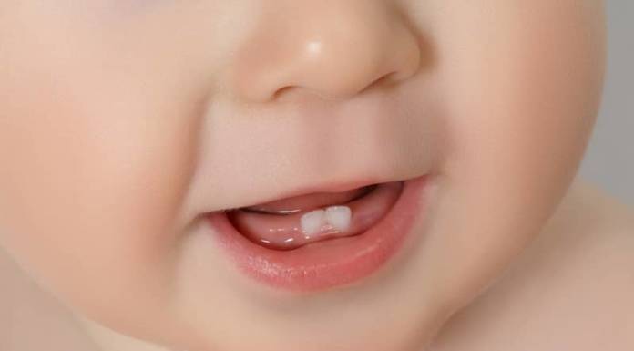 poussée de dents de bébés
