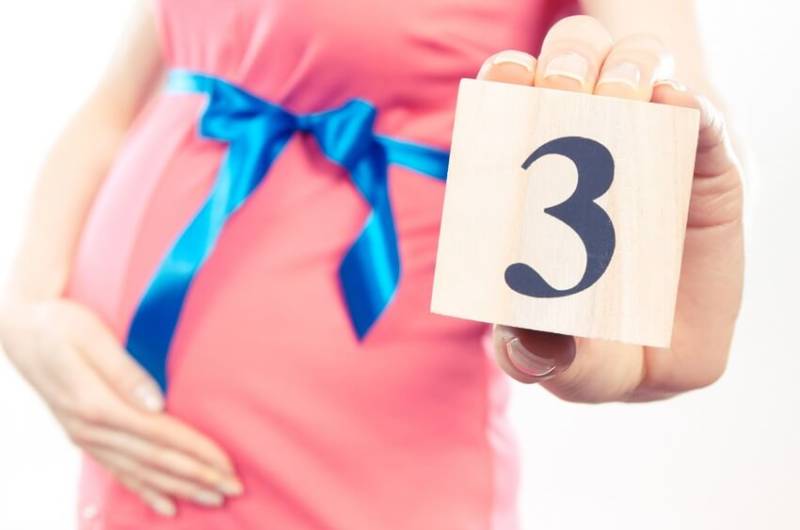 Femme à son 3ᵉ mois de grossesse