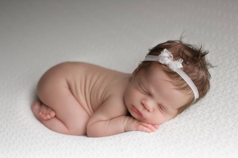 Bébé mignon qui dort profondément