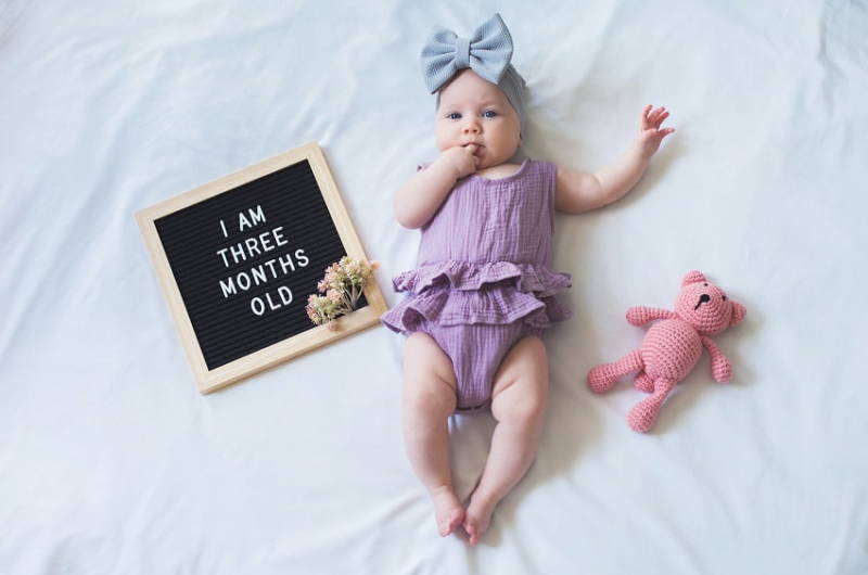 Bébé de 3 mois avec son doudou