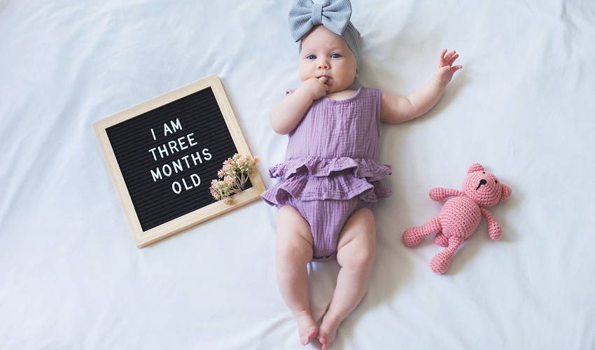 Bébé de 3 mois avec son doudou