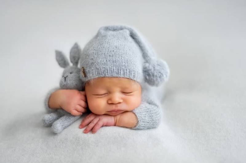 Bébé avec son doudou