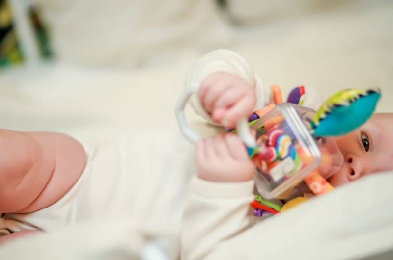 Bébé avec jouet