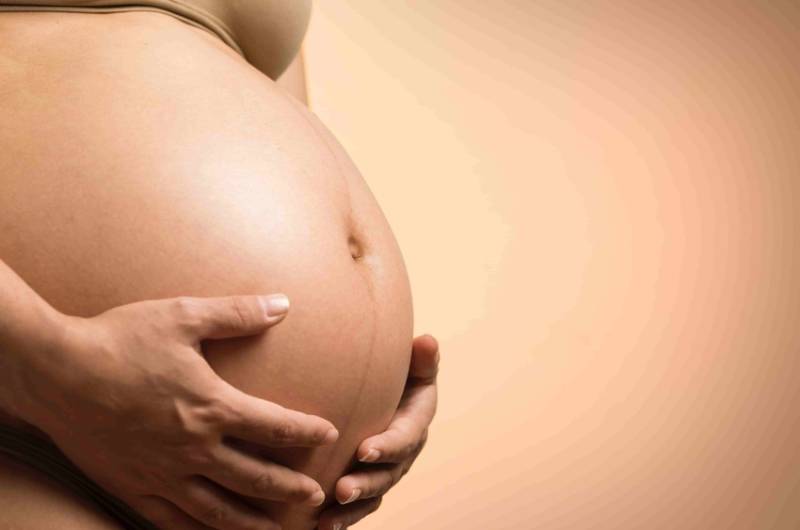 ventre d'une maman à son 6ème mois de grossesse