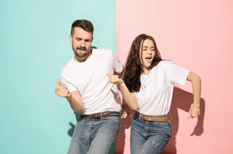 Jeune couple qui danse