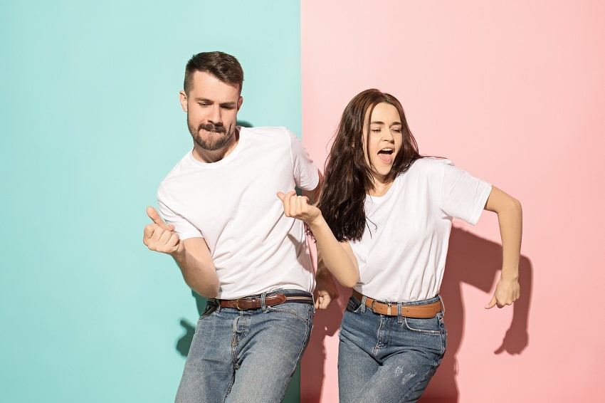 Jeune couple qui danse