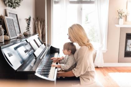 Bébé et maman au piano