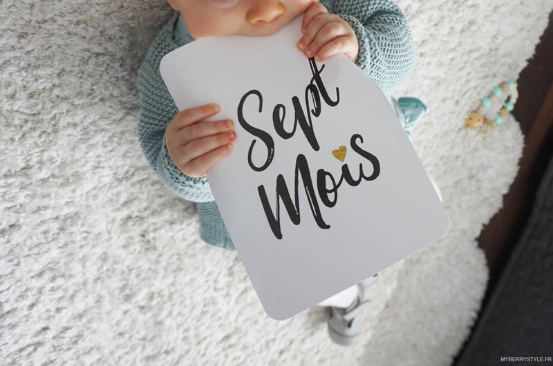 bébé avec une pancarte 7 mois