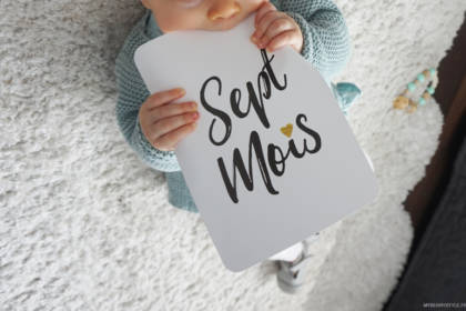 bébé avec une pancarte 7 mois
