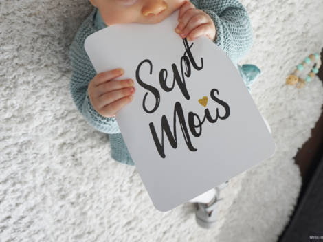 bébé avec une pancarte 7 mois