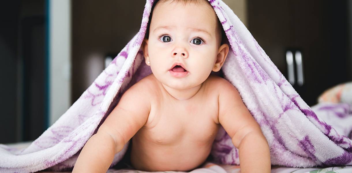 Bébé sous un drap