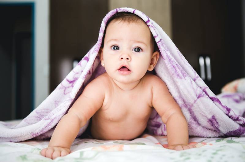 Bébé sous un drap