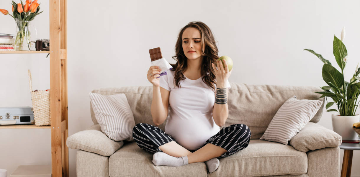 femme enceinte sur un canapé
