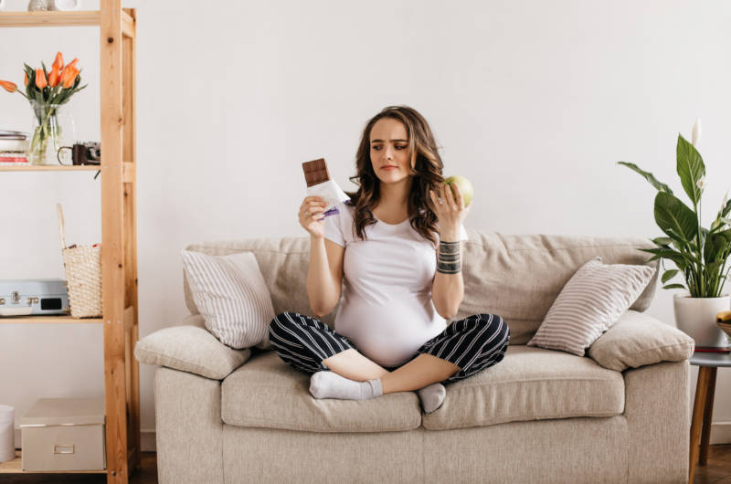 femme enceinte sur un canapé