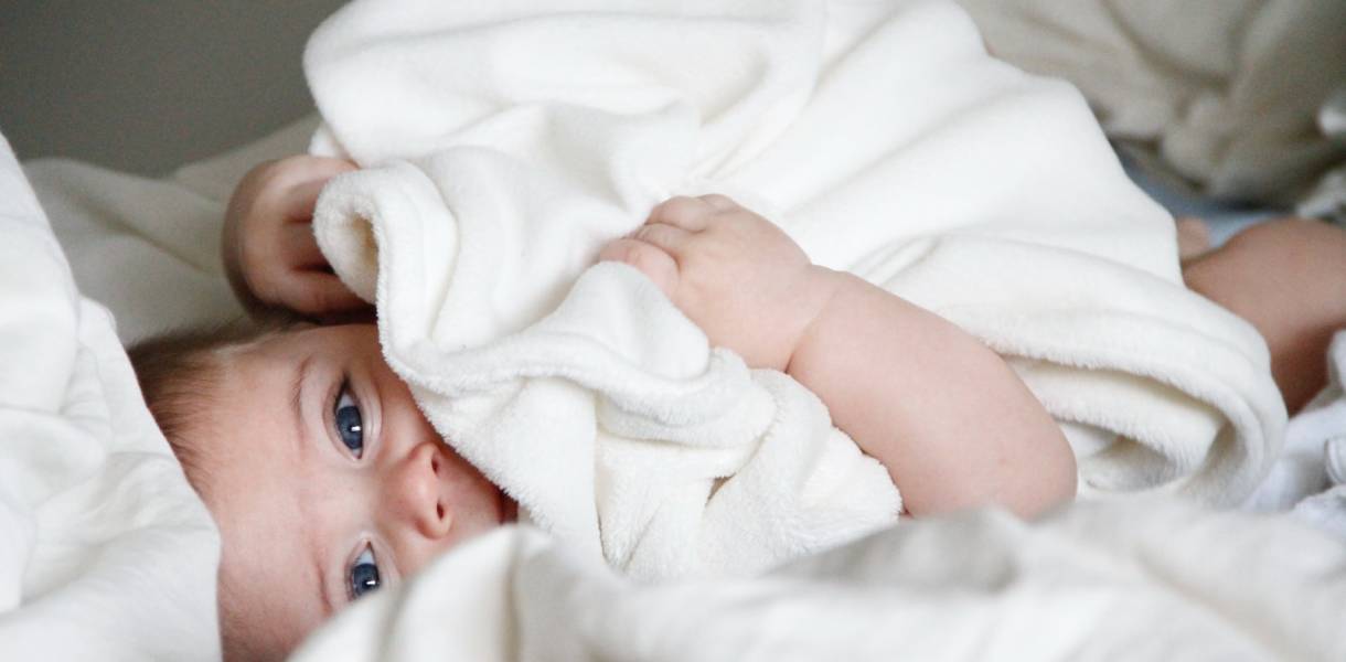 Bébé sur un lit