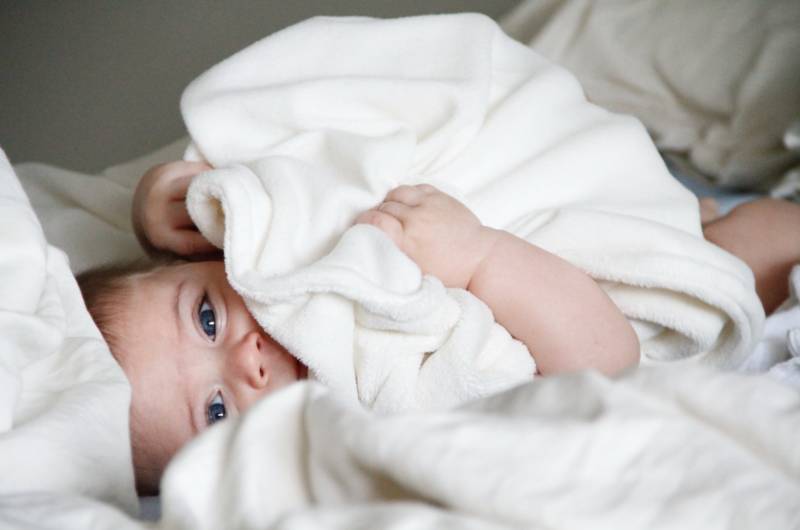 Bébé sur un lit
