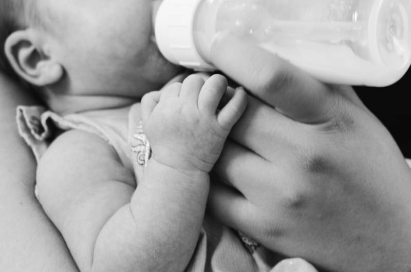 bébé qui boit un biberon