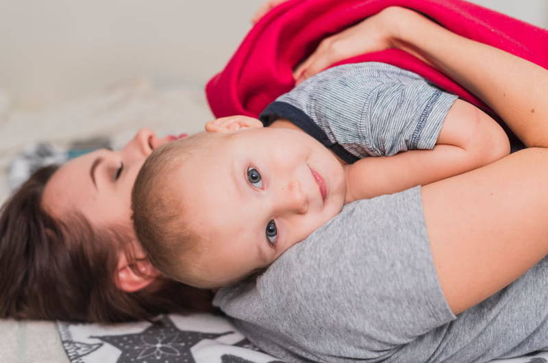 bebe 8 mois dans les bras de sa maman