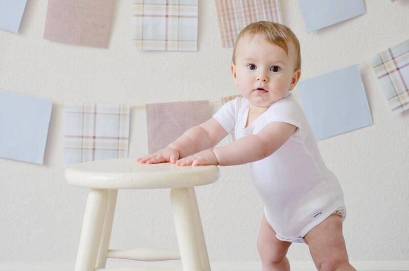 Photo de bébé 9 mois debout en appui