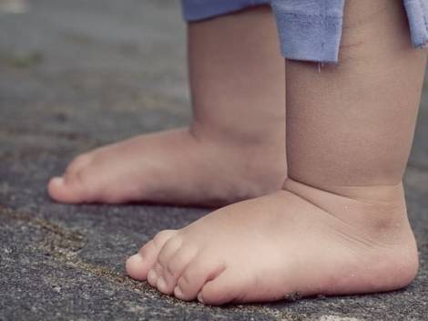 pieds d'un bébé de 11 mois se tenant debout