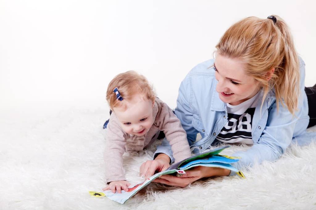 Un bébé et sa maman qui lisent