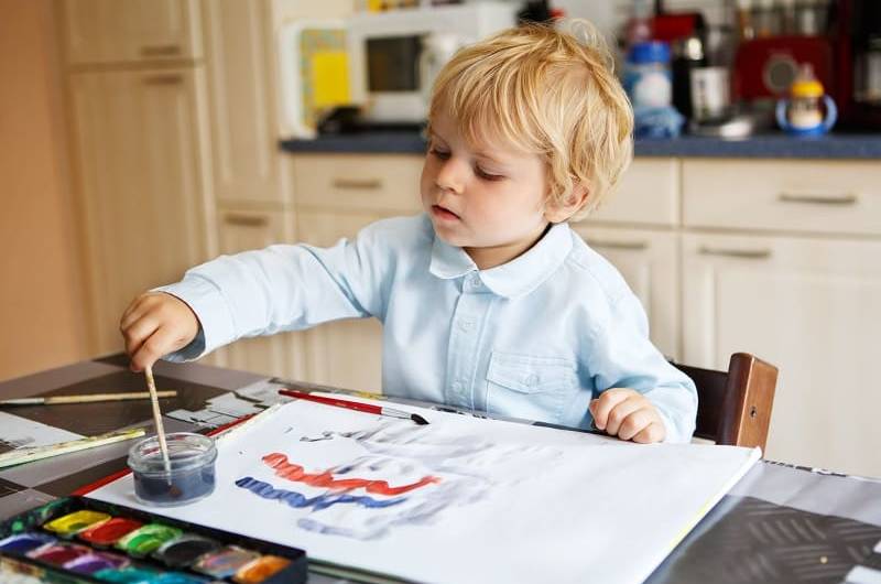 bébé qui gribouille