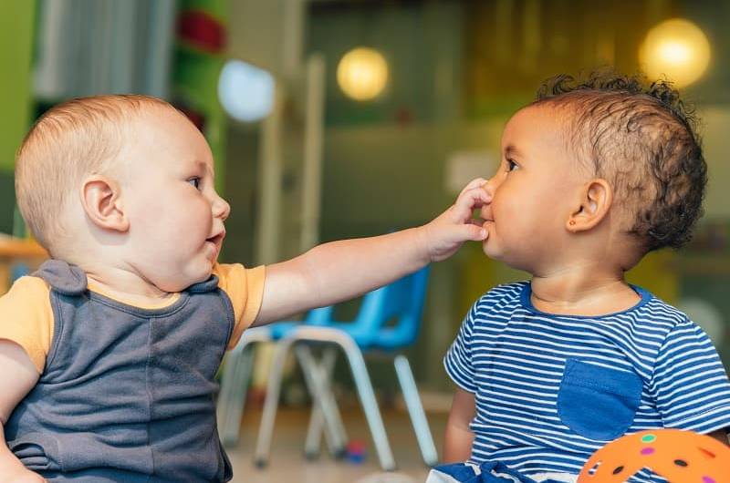 Deux bébés qui jouent ensemble